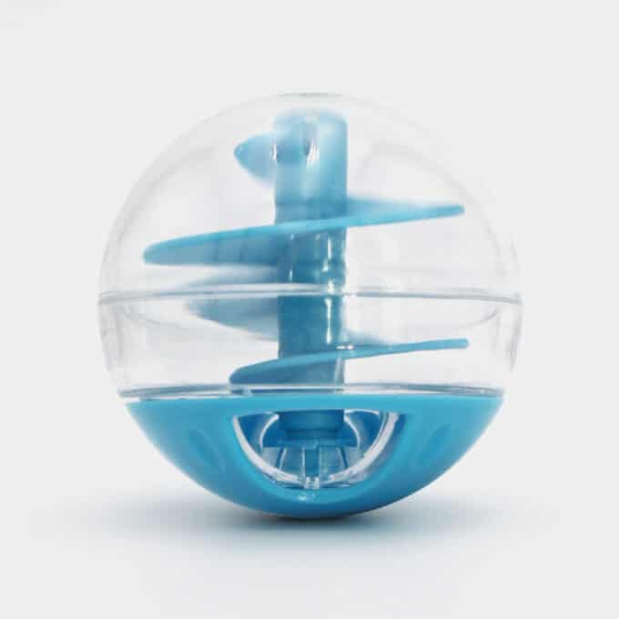 Balle à friandises ou distributrice de croquettes pour chat