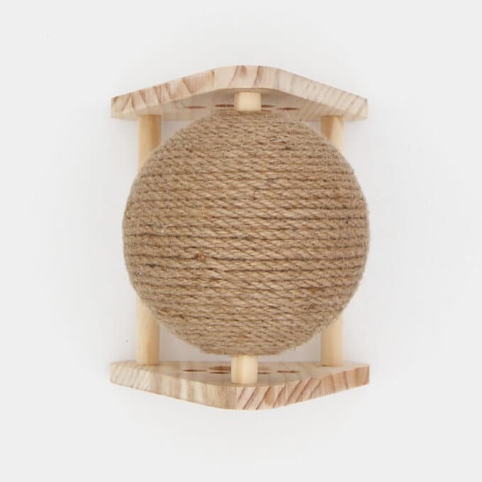 Grosse balle en sisal qui tourne sur socle en bois pour chat