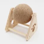 Grosse balle en sisal qui tourne sur socle en bois pour chat