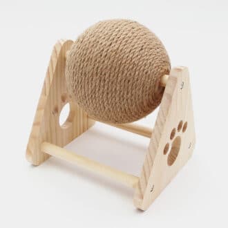 Grosse balle en sisal qui tourne sur socle en bois pour chat